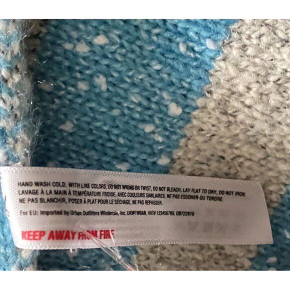 Urban Outfitters City Intarsia Soccer Scarf LONDON White Blue Red 72" x 10" NWOT - Picture 5 of 5